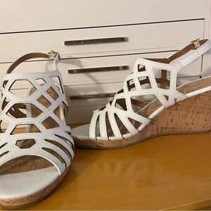 White Mountain White Wedge Sandal, size 7.5
